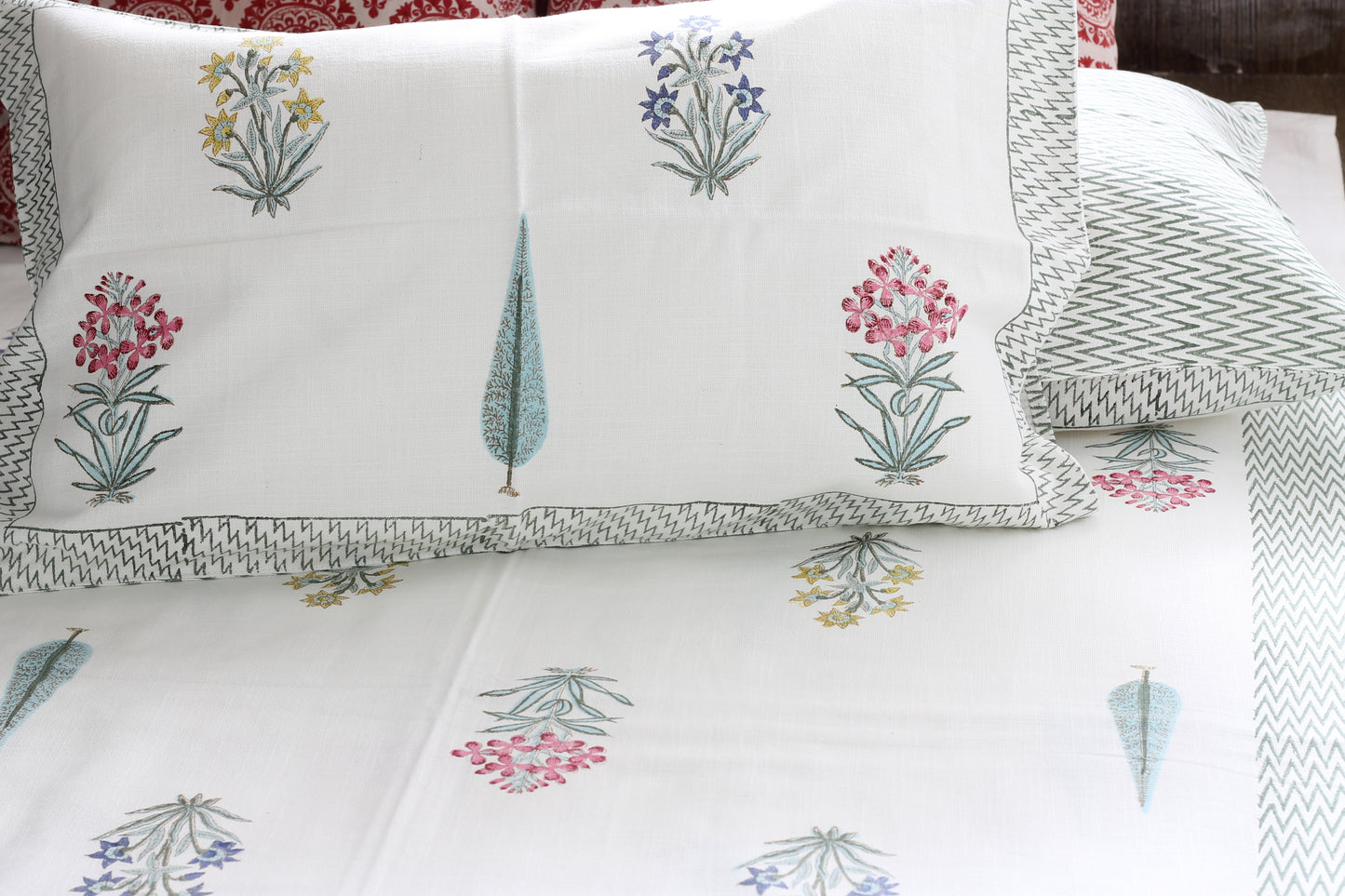 Bageecha Handloom Slub Cotton Bedsheet With Two Reversible Pillow Cases